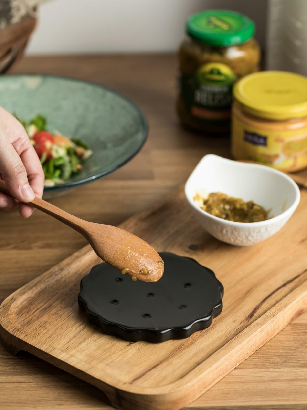 Black 5 Inch Cracker-Shaped Spoon Rest Heat-Resistant Kitchen Accessory