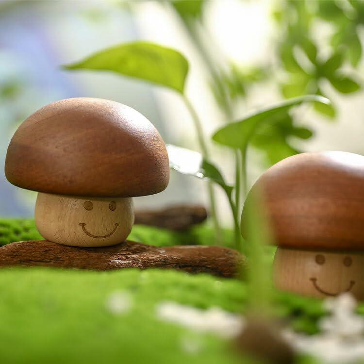 YUNBIAOSEN Wooden Mushroom Music Box Clockwork Smile Design 8x5cm