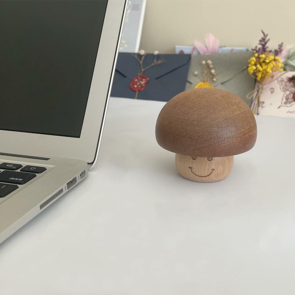 YUNBIAOSEN Wooden Mushroom Music Box Clockwork Smile Design 8x5cm