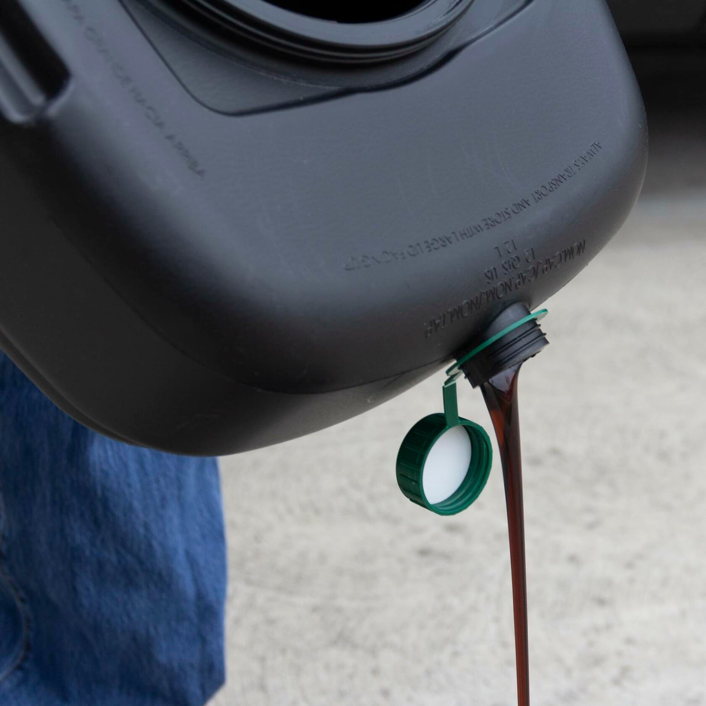 Scepter AM06984 12 Qt Oil Drain Pan with Lid Filter Screen Pour Spout Black