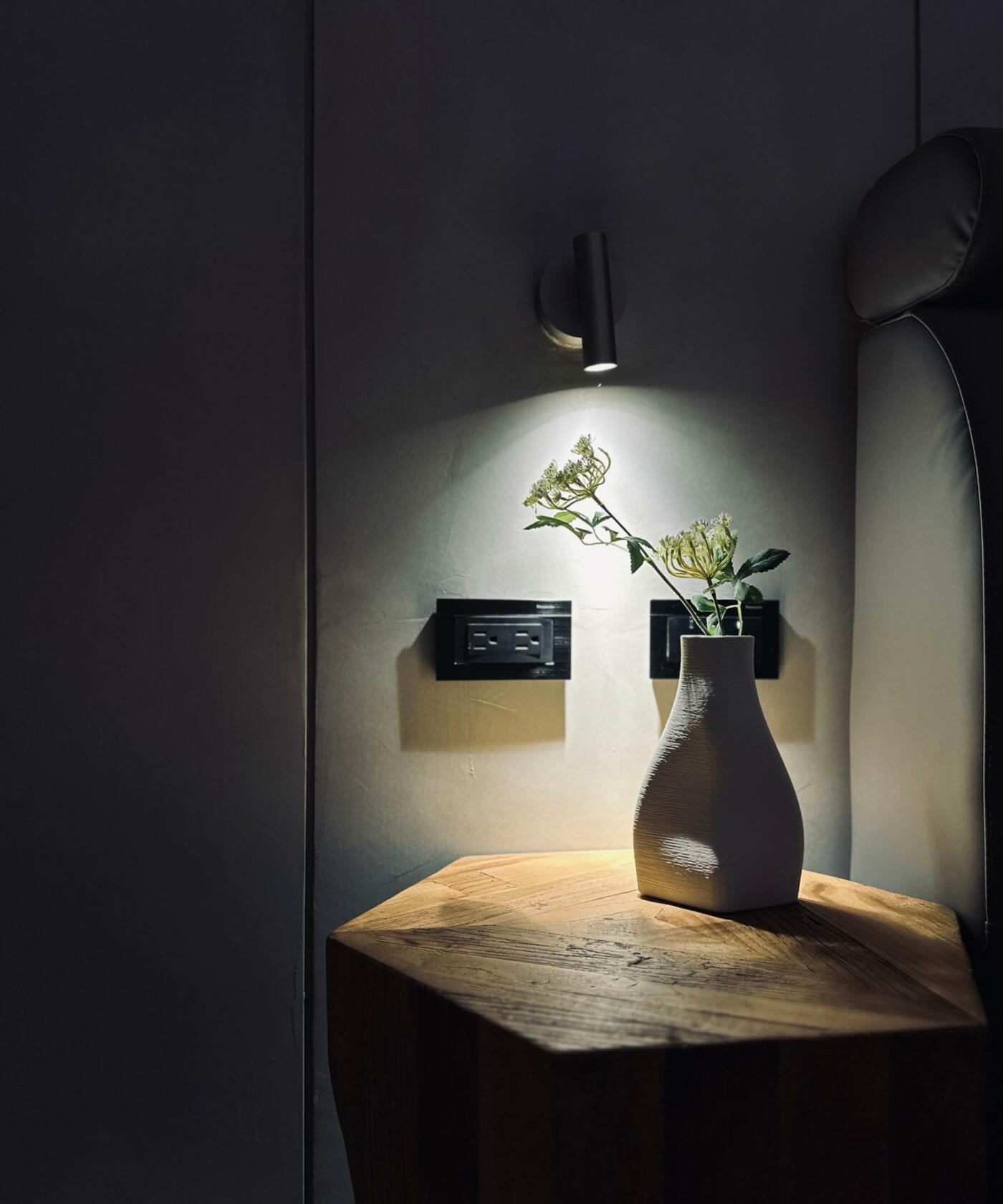 Meletē White Ceramic Irregular Shape Vase Tabletop Decor Modern Home