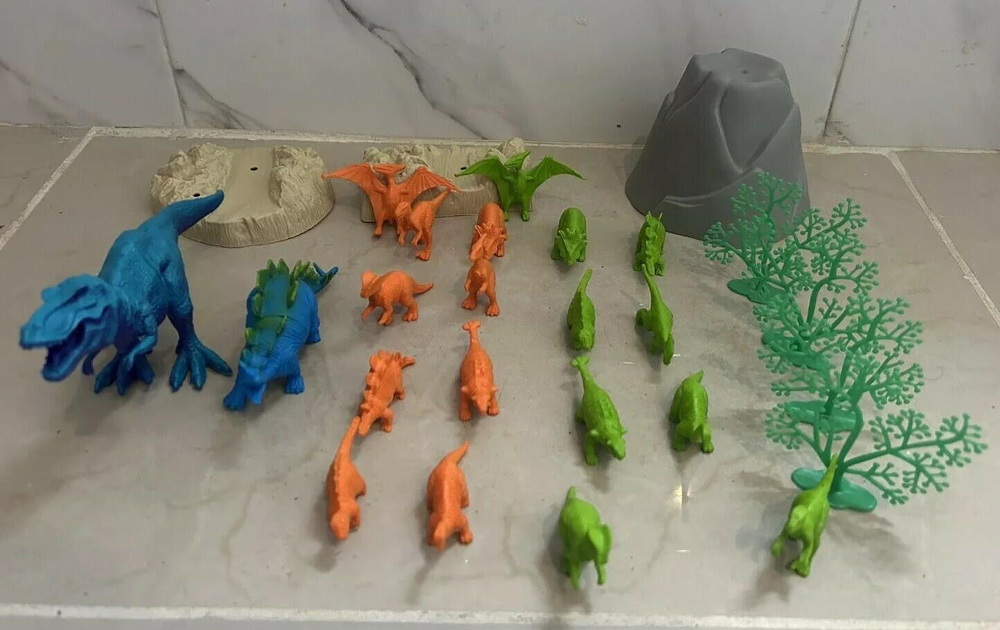 Fun bucket 27 pieces Dinosaurs action figures toy planet .pre Owned