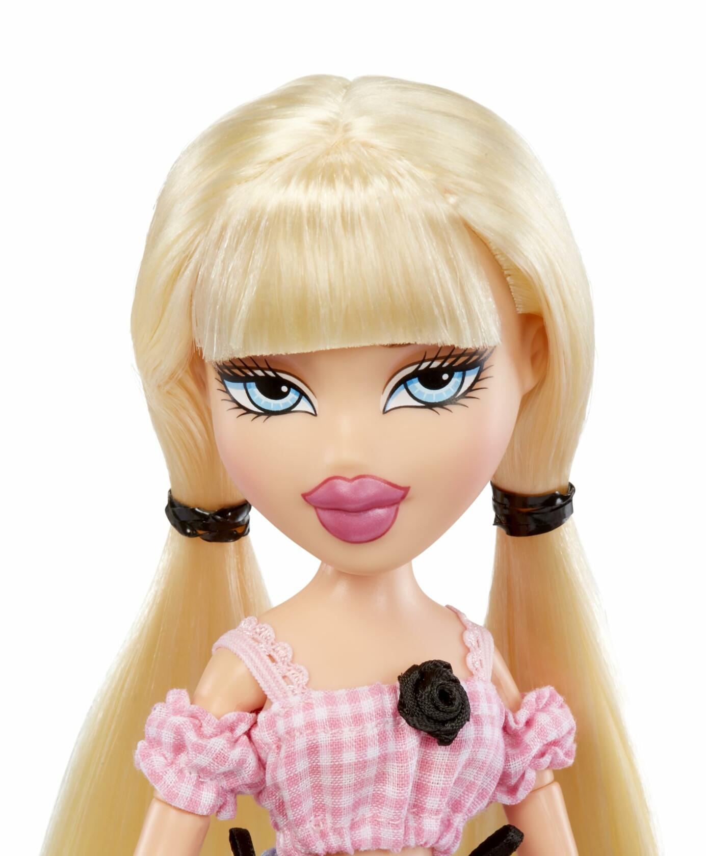 Bratz Goin’ Out! Cloe Fashion Doll with Accessories Medium Light Blue Eyes
