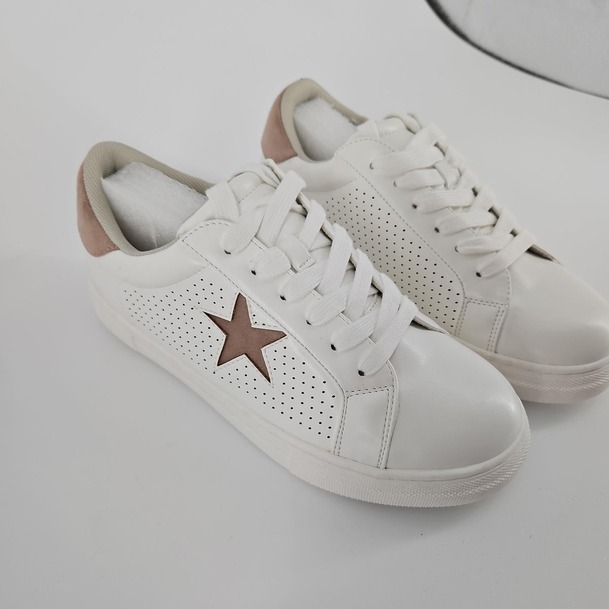 PARTY Starlinger Women's Star Sneakers, Low-Top Lace-Up, Size 8