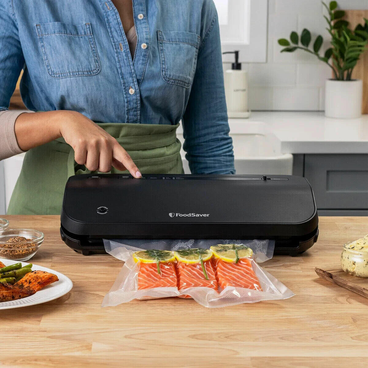 [Like_new] FoodSaver Preserve Vacuum Sealing System Starter Kit with Bags and Rolls VS2280