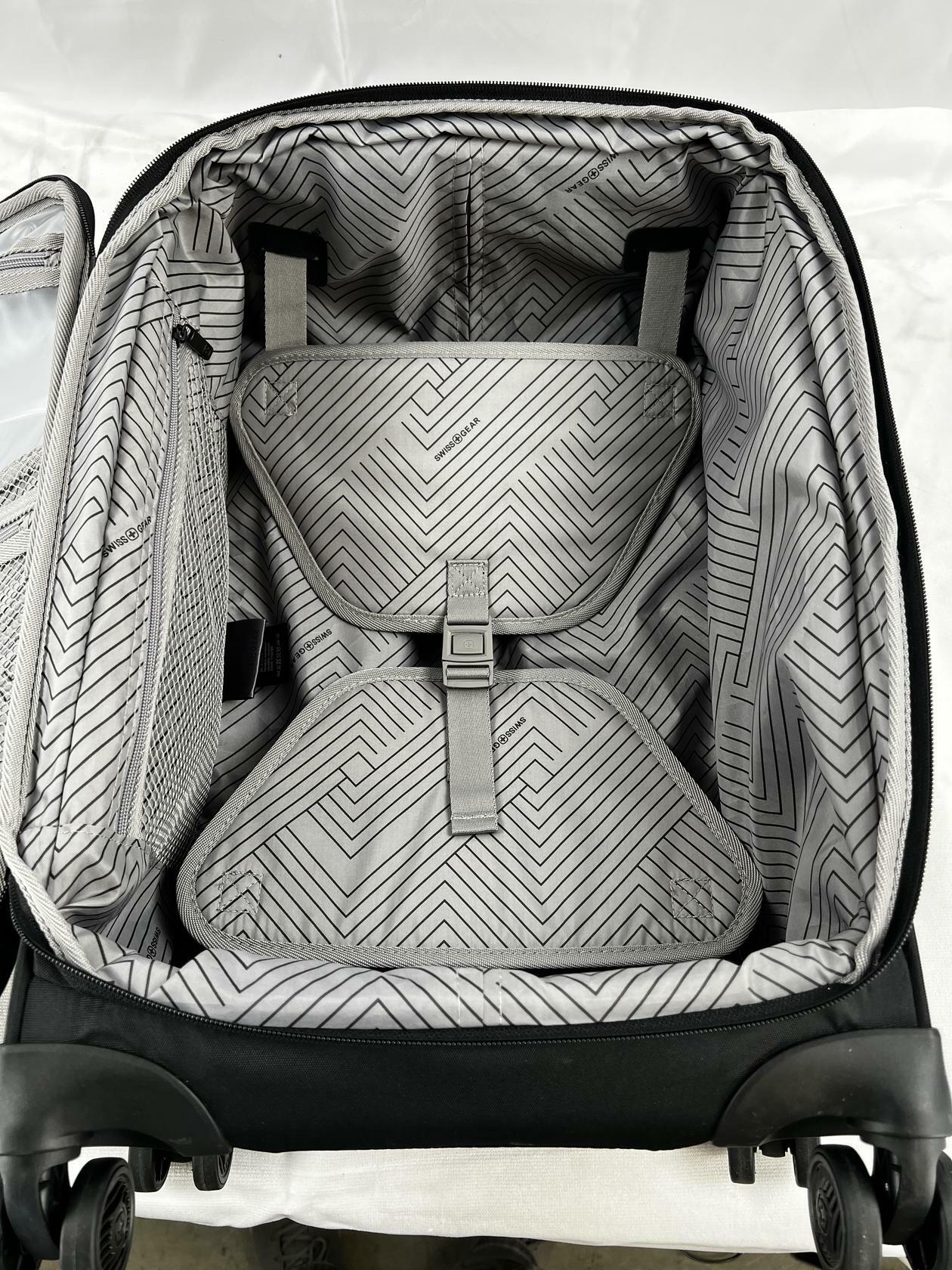 Swissgear 8099 21" Softside Expandable Spinner Carry-On - Black - Like New