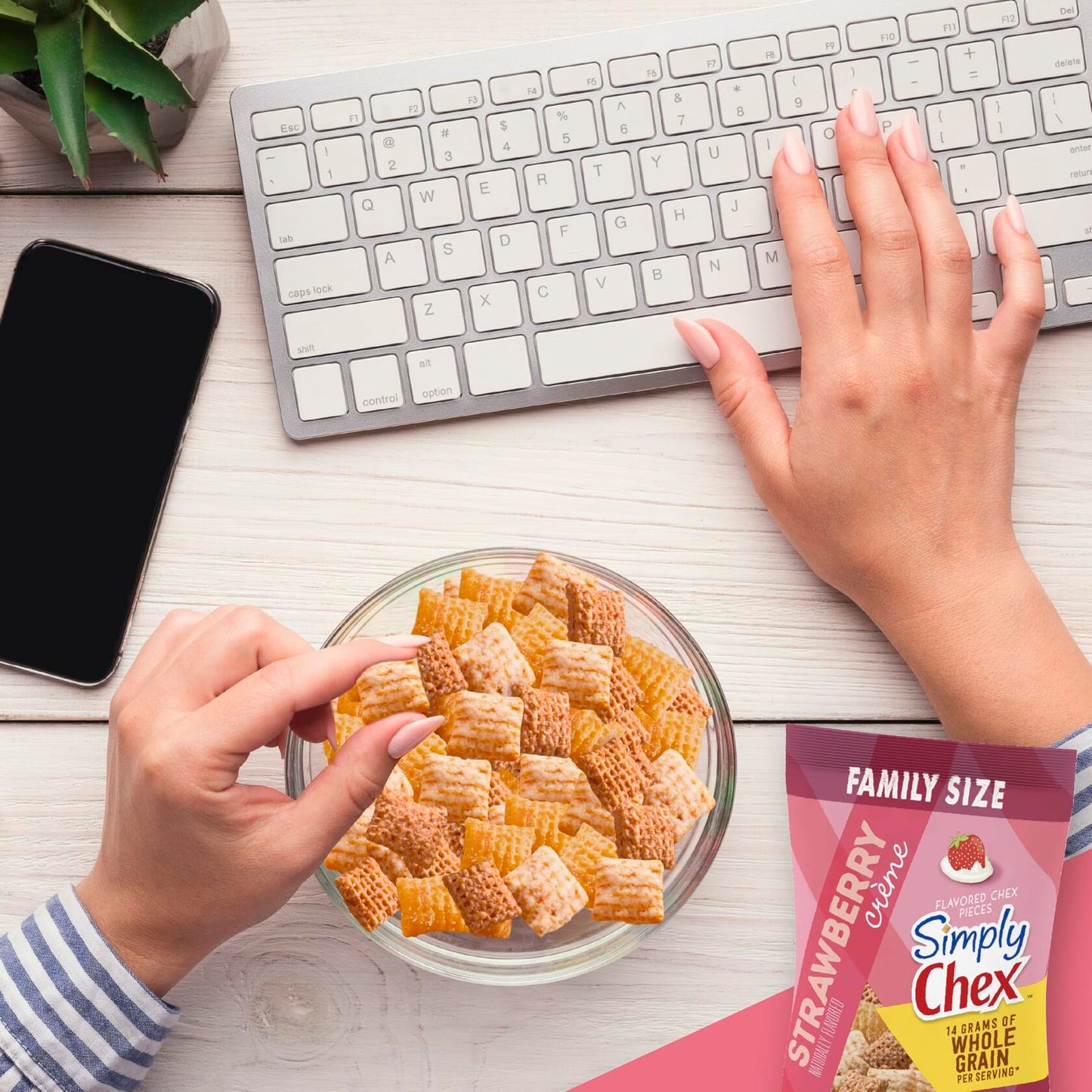 BestBy07/25 Simply Chex Strawberry Crème Snack Mix Family Size 13.5 oz