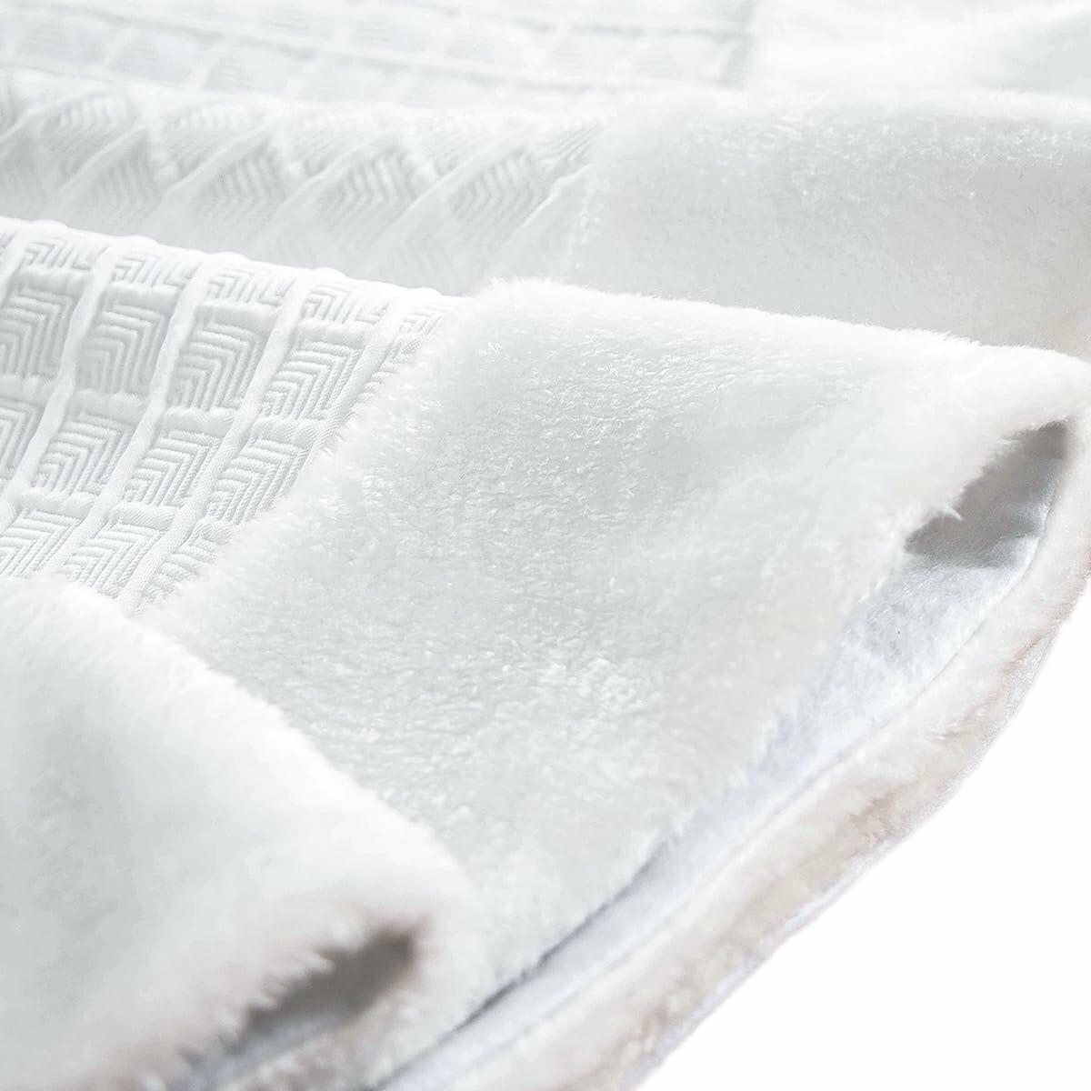 USILAND Christmas Tree Skirt White Faux Fur Rhombus Texture Size 32