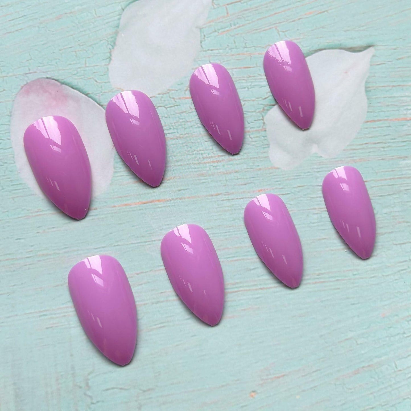 Short Press On Nails Almond Shape Glossy Light Purple 24Pcs Reusable