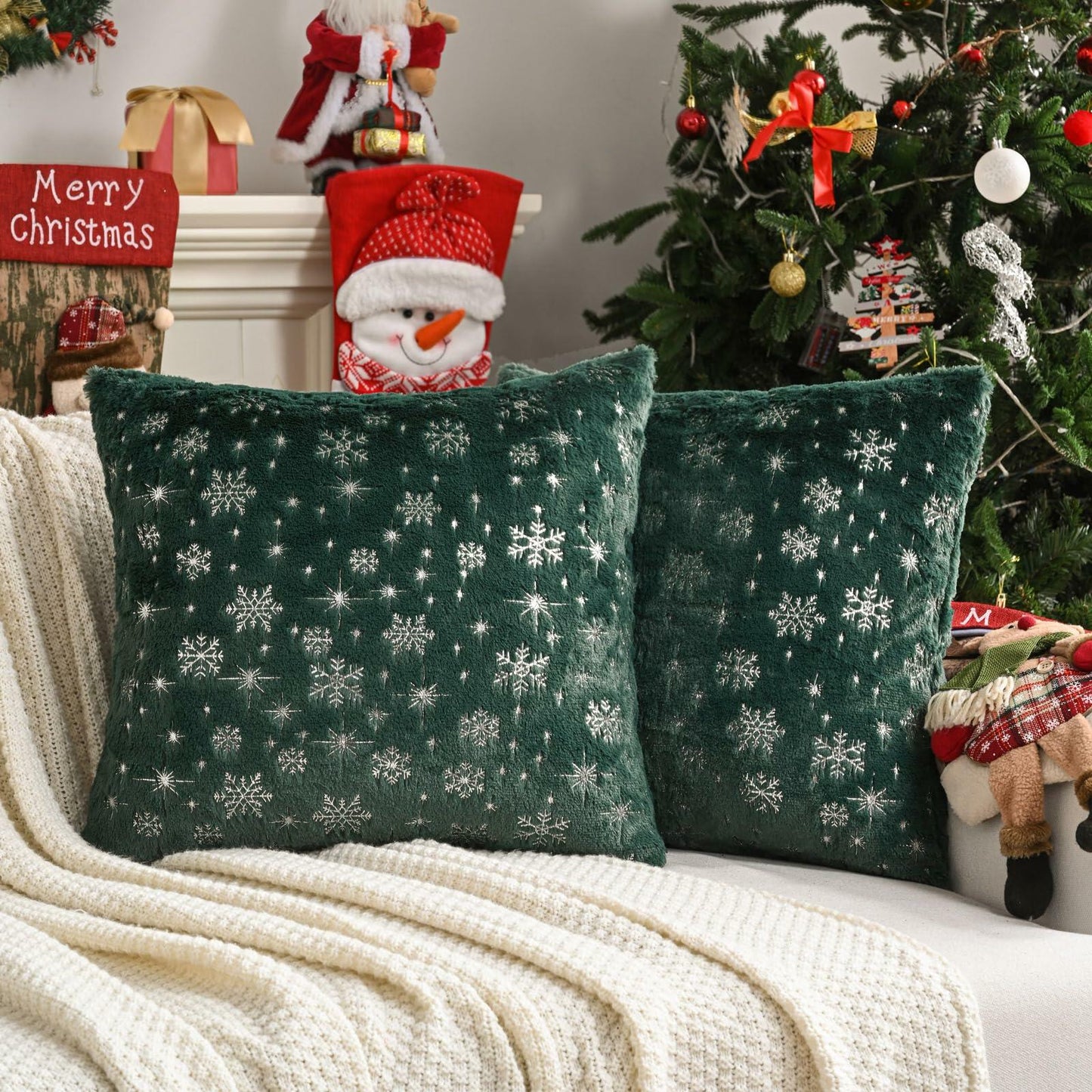 FUTEI Christmas Snowflakes Green Throw Pillow Covers Set of 2 18x18