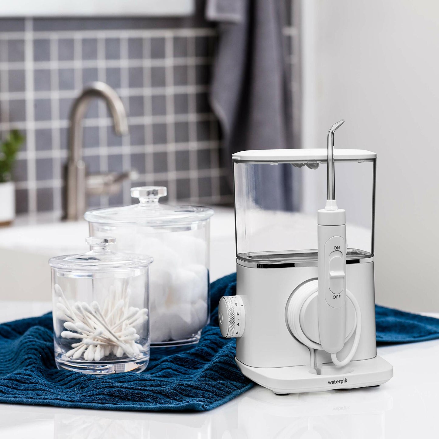 [Like New] Waterpik Evolution Water Flosser White 10 Pressure Settings 6 Tips Case