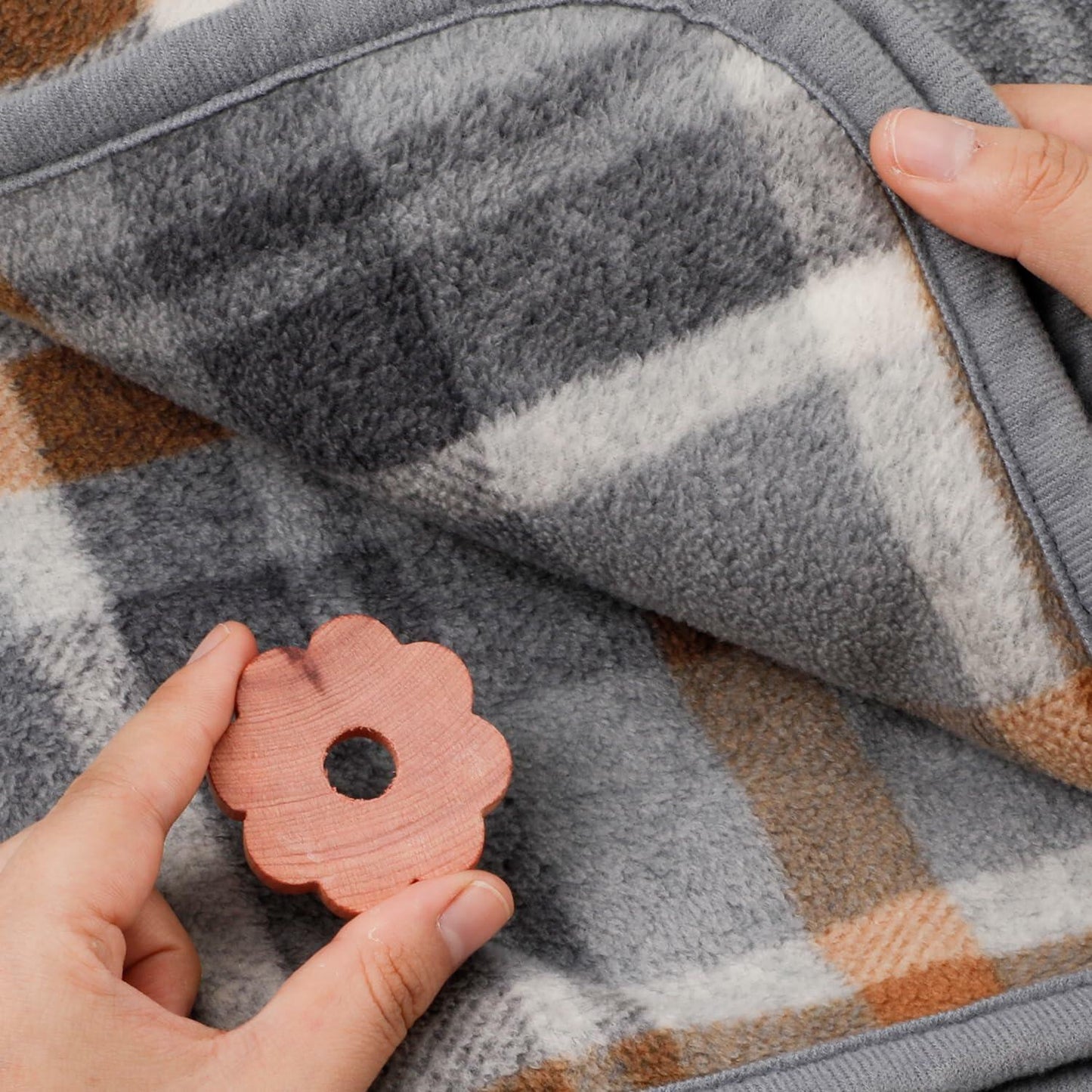 NQEUEPN Cedar Chips for Clothes Storage 24pcs 1.77x0.31in Wood Color