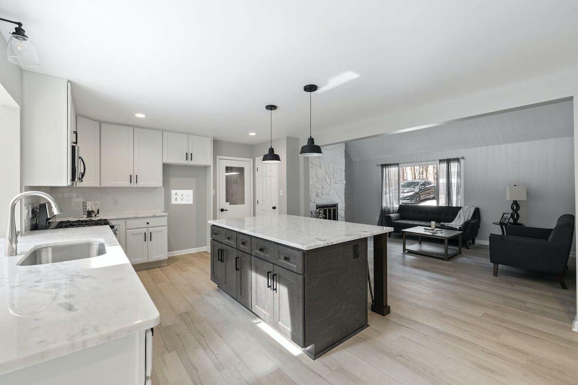 VJWEOU Decorative 3-Gang Light Switch Outlet Wall Plate Cover White 3 Pack